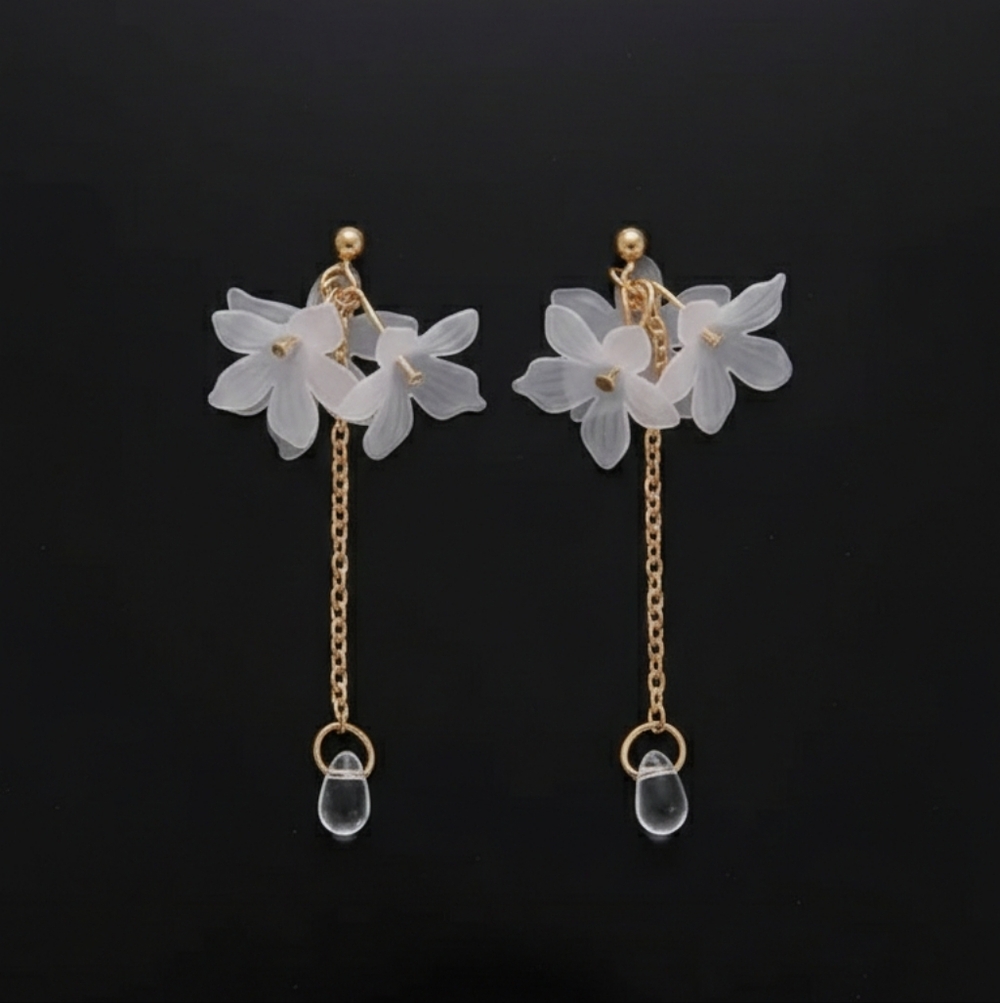 🆕️ Elegant Gold and White Floral Drop Earrings